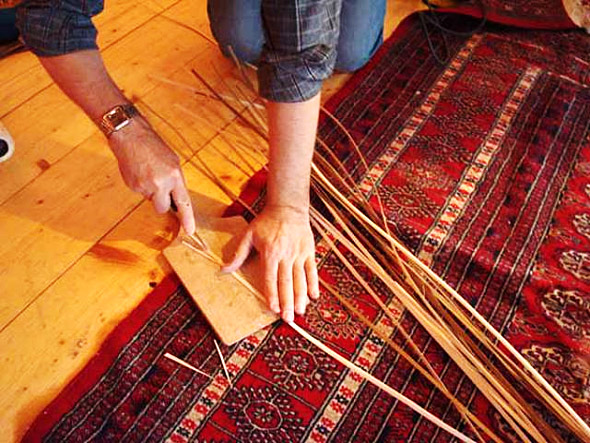 Treetalks Workshop Didgeridoo: Das Instrument entsteht in Handarbeit